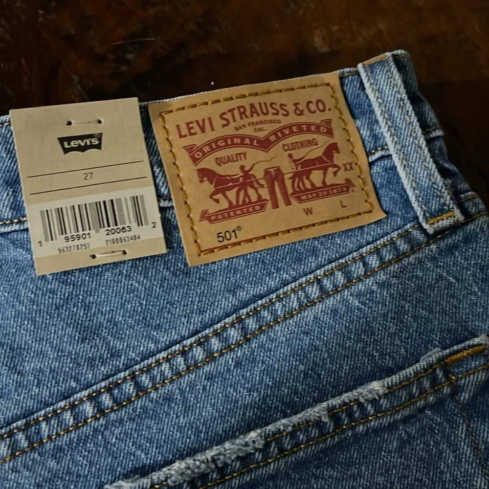 LEVI'S 501 Women's Shorts High Rise Buttoned Fly Distressed Mid Wash M - Picture 10 of 12